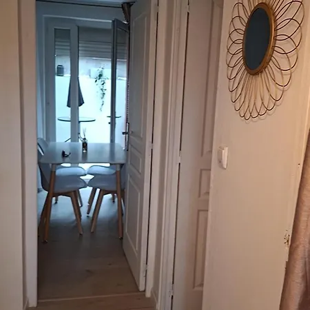 Petit Avec Terrasse