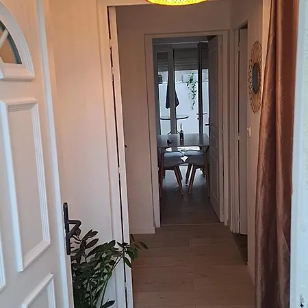 Petit Avec Terrasse * أجان