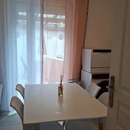 Petit Avec Terrasse أجان