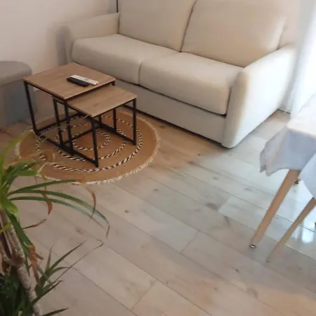 Petit Avec Terrasse أجان